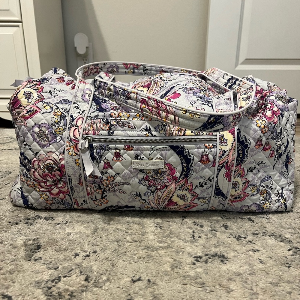 Vera Bradley Medium Duffle Bag in Hummingbird Park